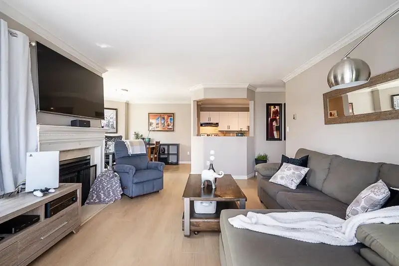 313 1830 E SOUTHMERE CRESCENT - photo 4 of 37