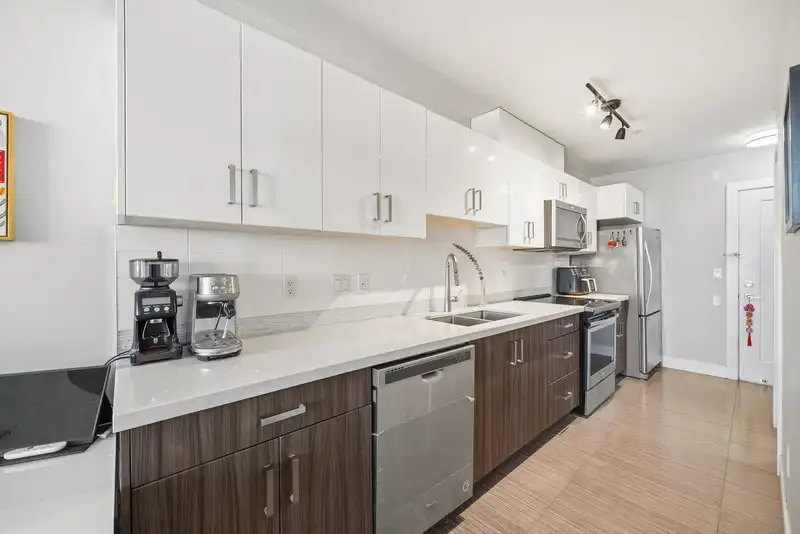 302 3939 KNIGHT STREET - photo 4 of 32