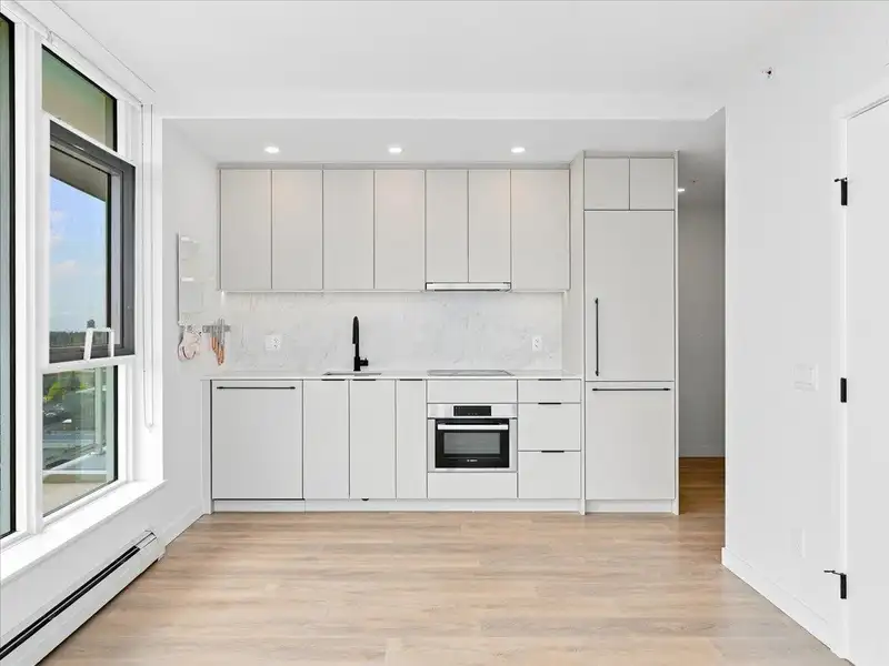 2305 13685 102 AVENUE - photo 3 of 26