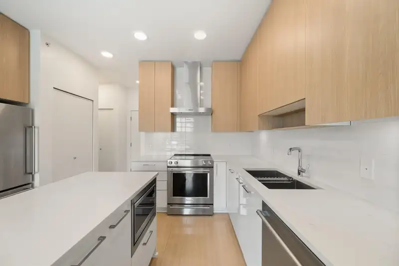 513 5460 BROADWAY - photo 2 of 23