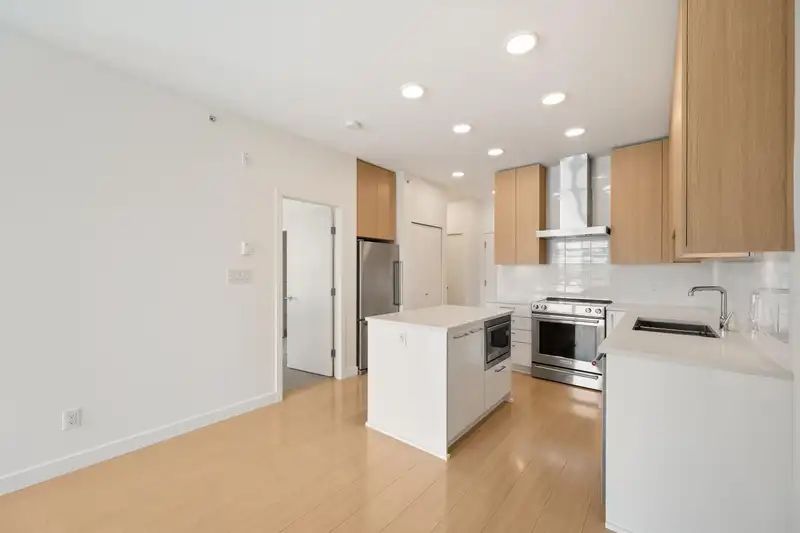 513 5460 BROADWAY - photo 3 of 23