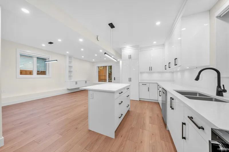 2 3090 VANNESS AVENUE - photo 3 of 24