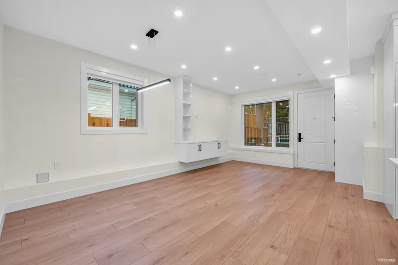 2 3090 VANNESS AVENUE - photo 4 of 24