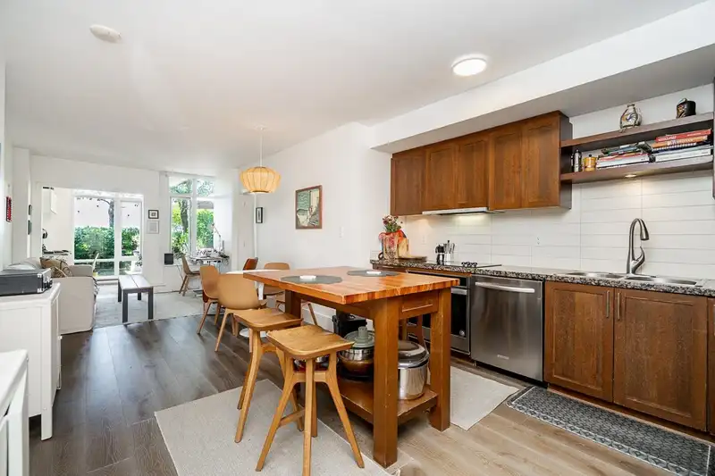 331 2288 W BROADWAY - photo 3 of 34