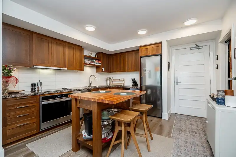 331 2288 W BROADWAY - photo 4 of 34