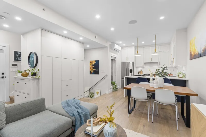 3187 PRINCE EDWARD STREET - photo 2 of 25