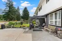 300 ROBERTSON CRESCENT - thumbnail 2