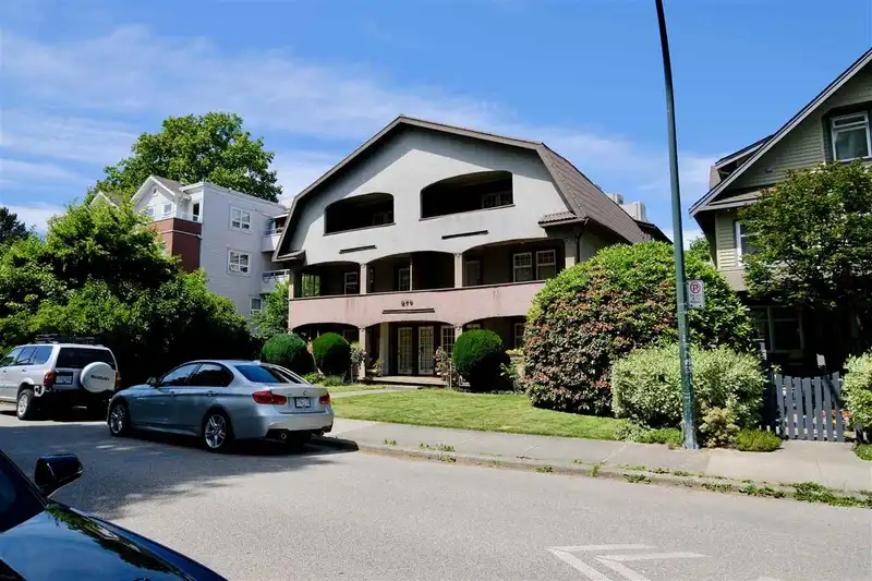 875 W 14TH AVENUE - photo 4 of 9
