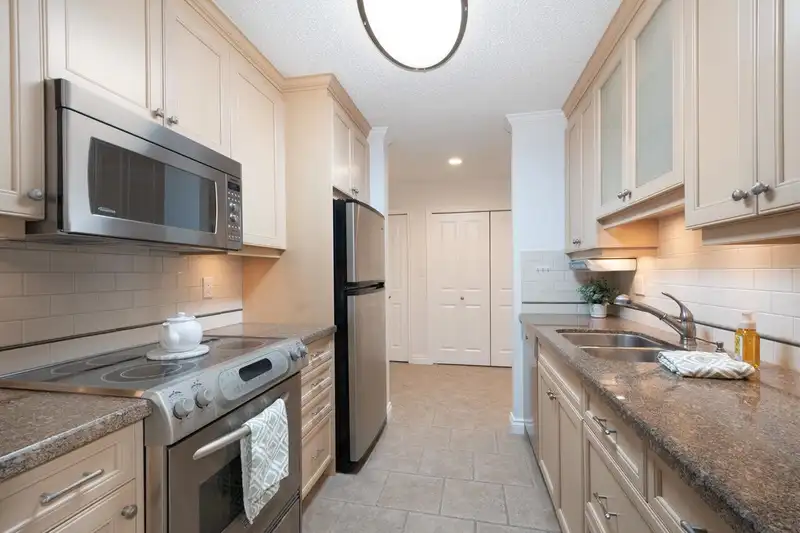 207 333 WETHERSFIELD DRIVE - photo 1 of 40