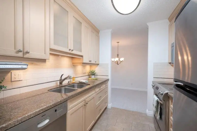 207 333 WETHERSFIELD DRIVE - photo 3 of 40