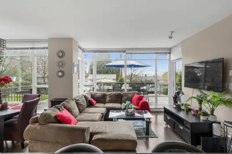 101 555 DELESTRE AVENUE - photo 1 of 37