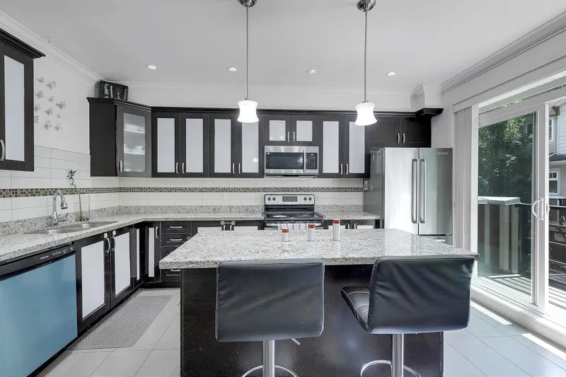 9 6383 140 STREET - photo 3 of 25