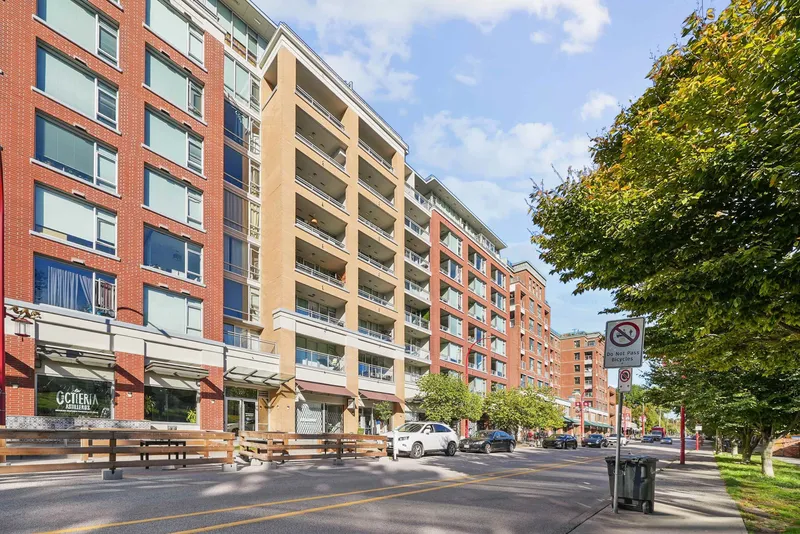 715 221 UNION STREET - photo 2 of 25