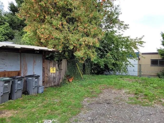 6084 CHESTER STREET - photo 3 of 11