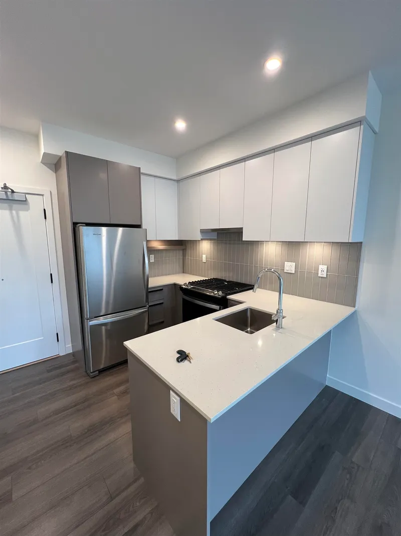 411 13788 76 AVENUE - photo 4 of 25