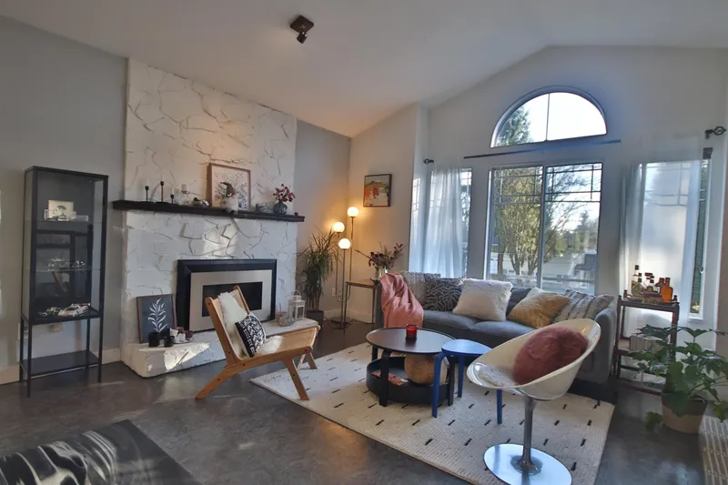 15971 101A AVENUE - photo 4 of 25