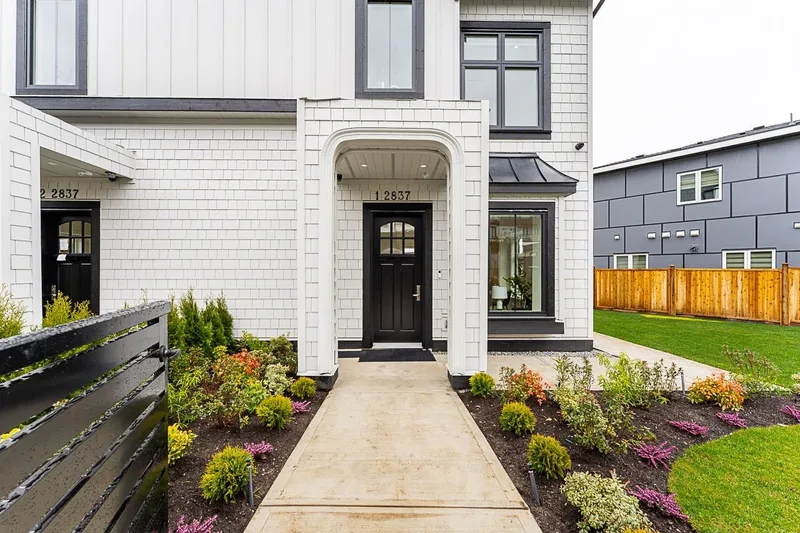 1 2837 OLIVER CRESCENT - photo 2 of 23