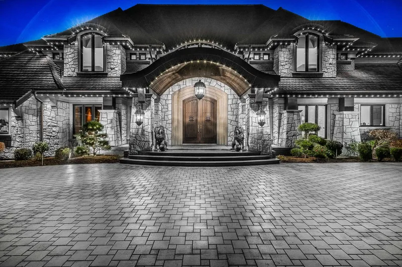 13283 56 AVENUE - photo 3 of 25