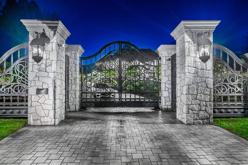 13283 56 AVENUE - photo 4 of 25