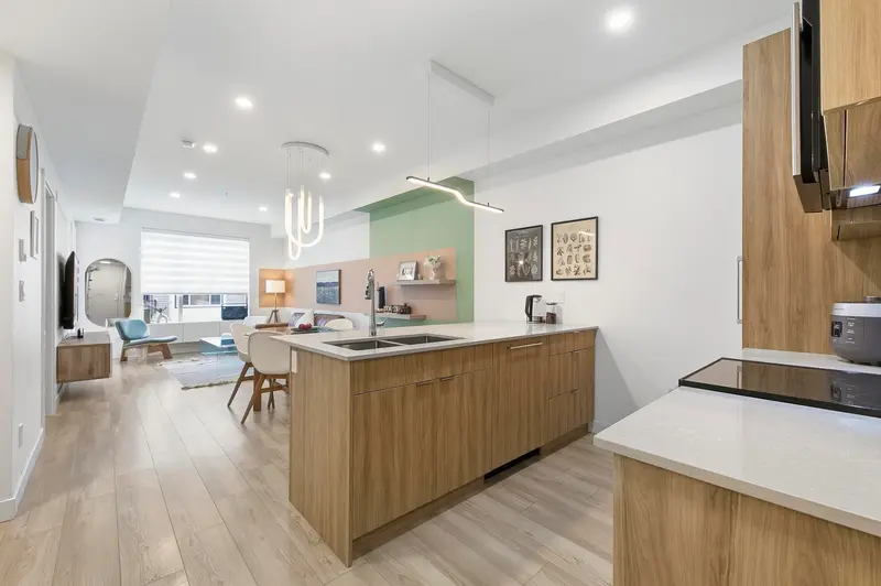 303 11913 BURNETT STREET - photo 2 of 19