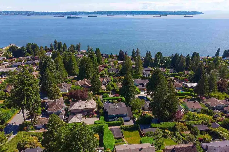 2623 LAWSON AVENUE - photo 4 of 25