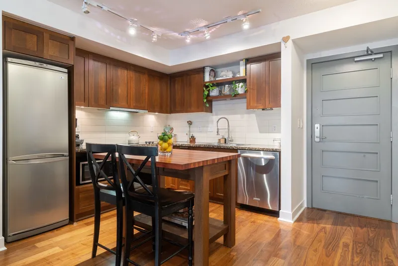 608 2228 W BROADWAY - photo 4 of 25