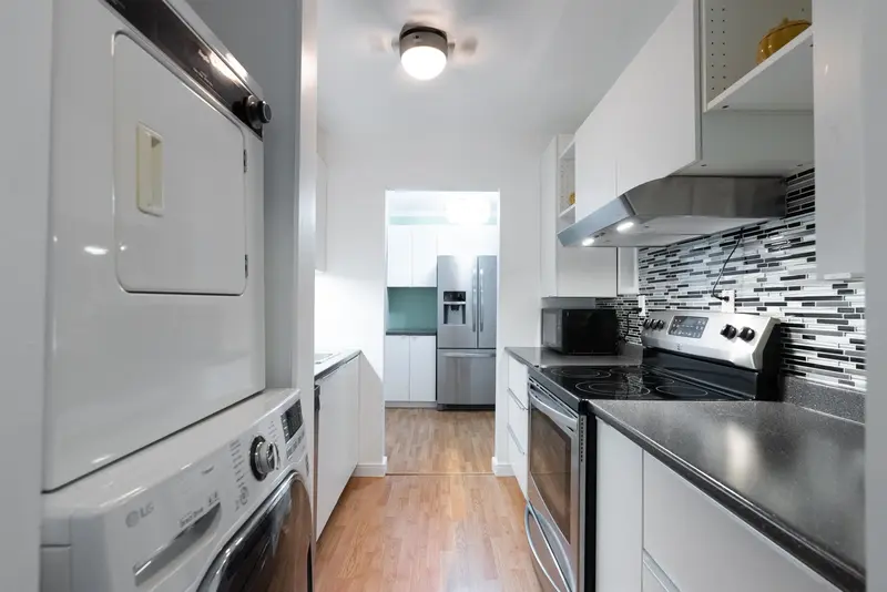 402 9880 MANCHESTER DRIVE - photo 4 of 25