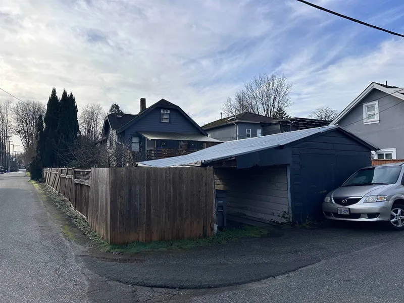 175 E 39TH AVENUE - photo 4 of 5