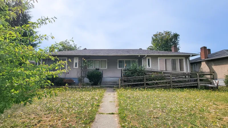 2578 S GRANDVIEW HIGHWAY - photo 1 of 15