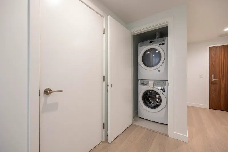 207 6537 TELFORD AVENUE - photo 2 of 25