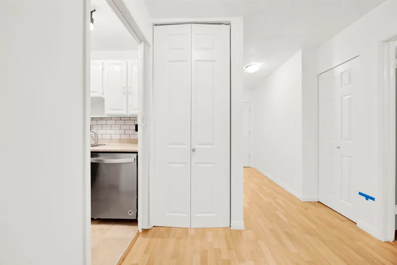 202 8707 HUDSON STREET - photo 3 of 21