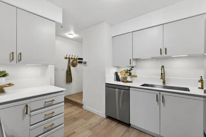 101 1689 E 4TH AVENUE - photo 2 of 25