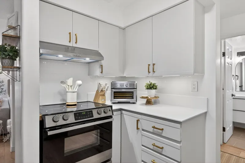 101 1689 E 4TH AVENUE - photo 3 of 25