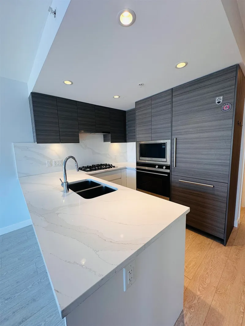 607 6833 BUSWELL STREET - photo 4 of 11