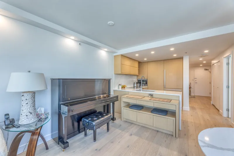 1001 588 BROUGHTON STREET - photo 4 of 25