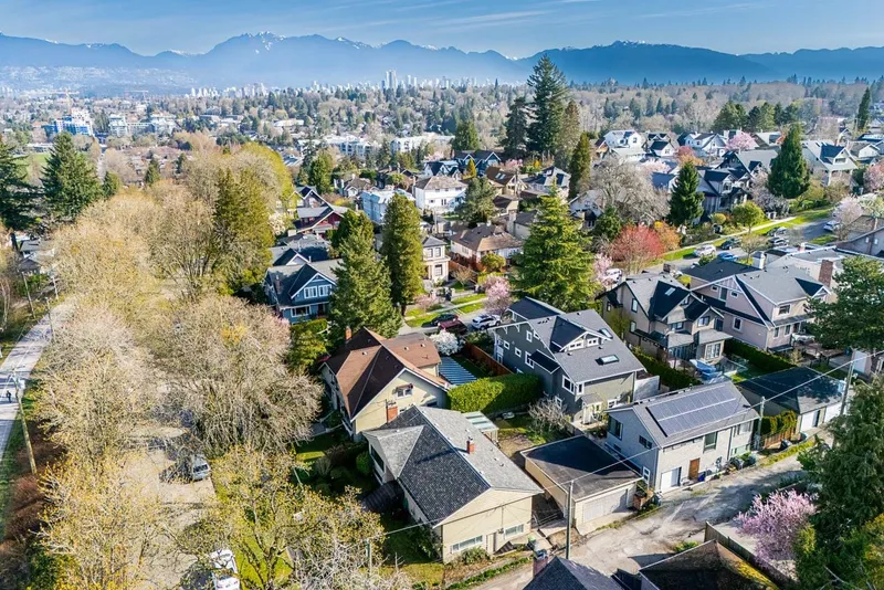 5240 EAST BOULEVARD - photo 1 of 25