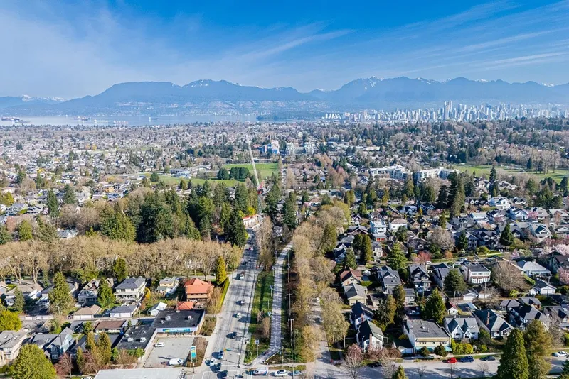 5240 EAST BOULEVARD - photo 4 of 25