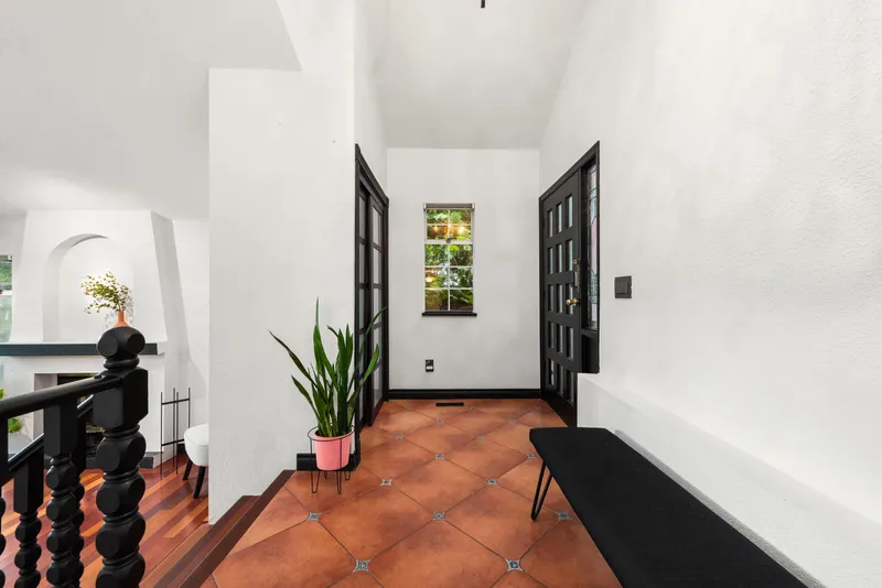 1128 FRASERVIEW STREET - photo 2 of 25