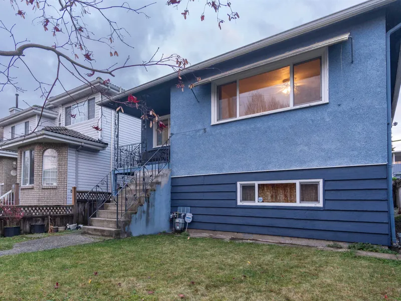 4458 SKEENA STREET - photo 3 of 21