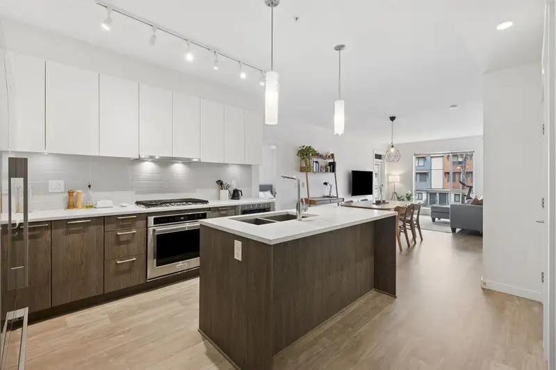 211 625 E 3RD STREET - photo 2 of 25