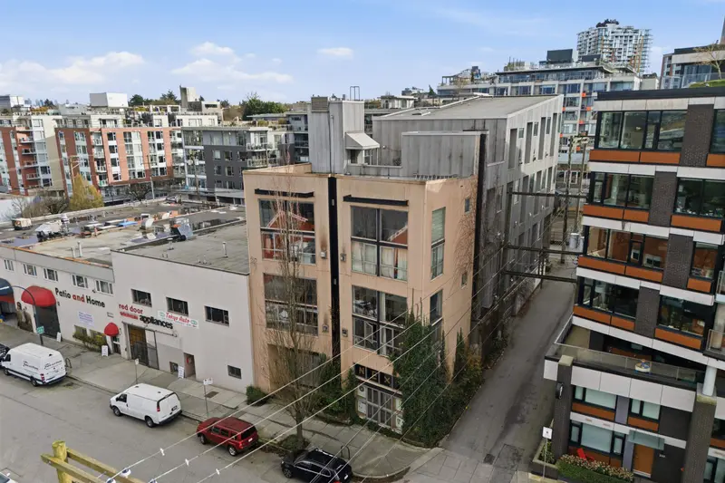 203 234 E 5TH AVENUE - photo 3 of 25