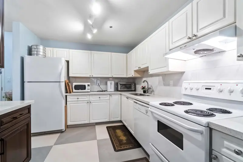 502 1310 CARIBOO STREET - photo 3 of 25