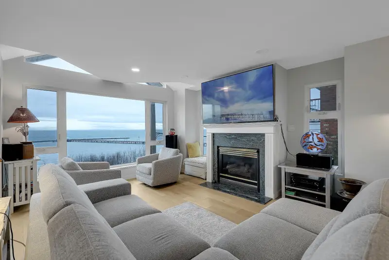 204 15165 MARINE DRIVE - photo 1 of 25