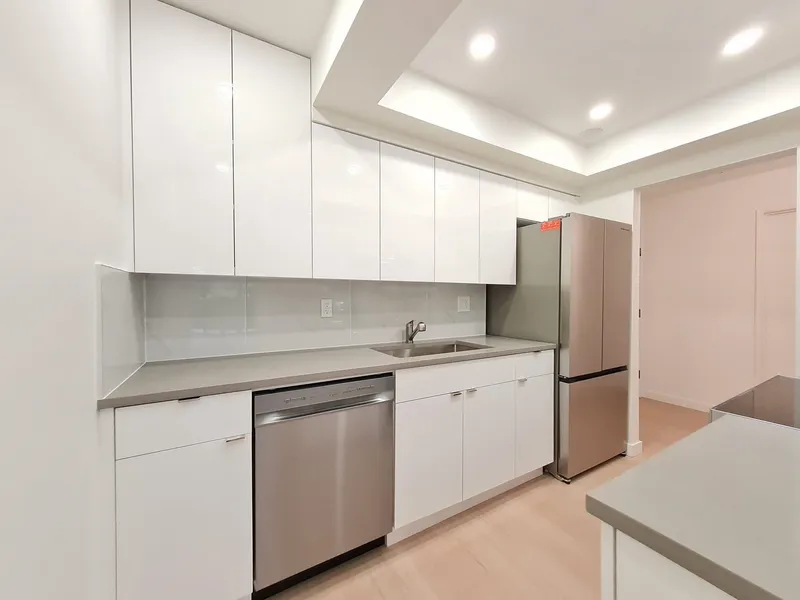 107 6560 BUSWELL STREET - photo 4 of 12