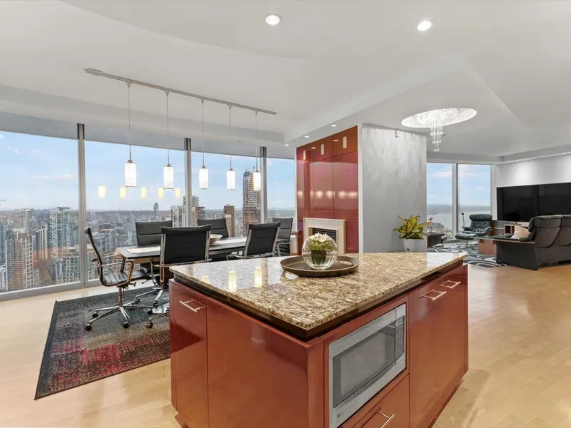 3704 938 NELSON STREET - photo 2 of 25