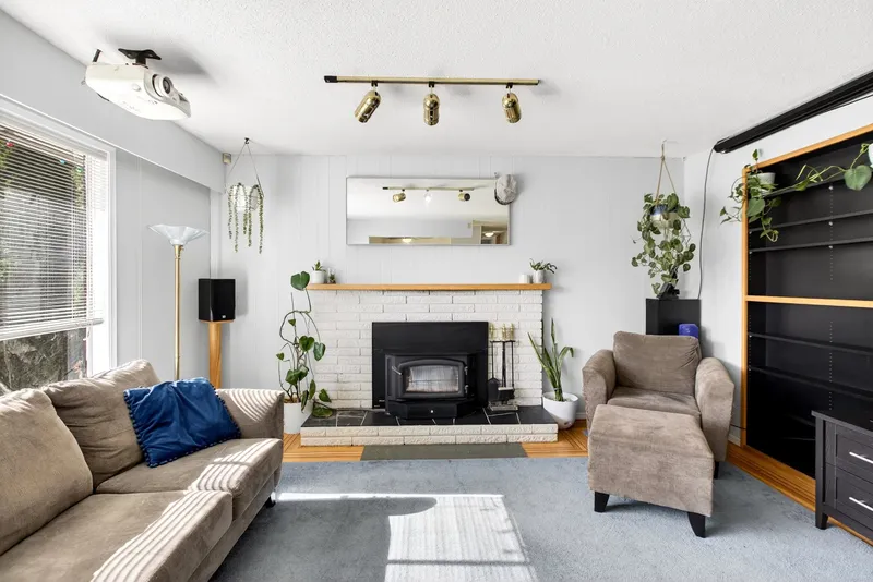 1167 LABURNUM AVENUE - photo 2 of 19