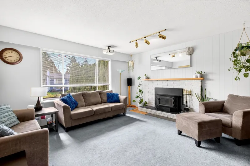 1167 LABURNUM AVENUE - photo 3 of 19