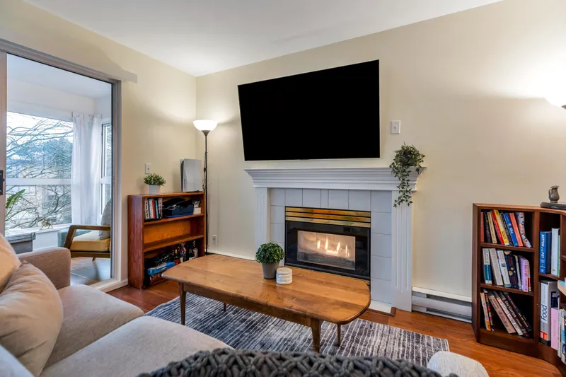 406 2133 DUNDAS STREET - photo 4 of 24