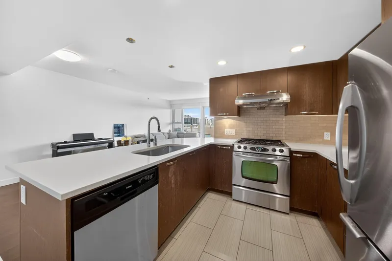 1010 6888 COONEY ROAD - photo 4 of 25