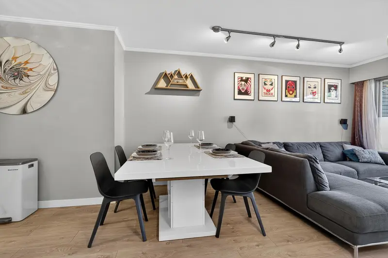 211 230 MOWAT STREET - photo 2 of 21